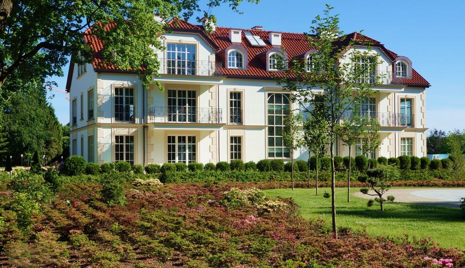 Sunlit residential building with lush garden u Zagrebu