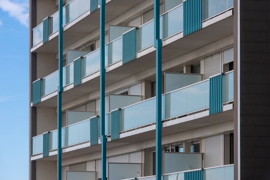 Moderna stambena zgrada s plavim balkonima